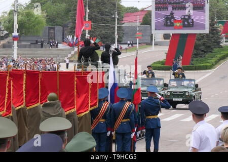 TIRASPOL, TRANSNISTRIEN - Mai 9, 2018: Transnistrien Soldaten und Fahrzeugen auf dem zentralen Hauptplatz in Tiraspol während Sieg Day Parade. Stockfoto