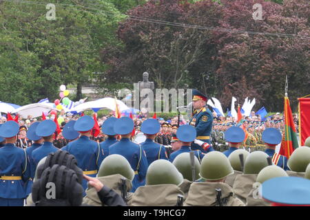 TIRASPOL, TRANSNISTRIEN - Mai 9, 2018: Transnistrien Soldaten und ein General der Armee auf dem zentralen Hauptplatz in Tiraspol während der Tag des Sieges Parade Stockfoto