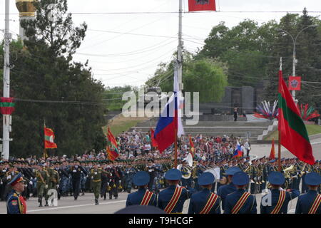 TIRASPOL, TRANSNISTRIEN - Mai 9, 2018: Transnistrien Soldaten mit den transnistrischen und russischen Fahnen auf dem zentralen Hauptplatz in Tiraspol während Sieg Stockfoto