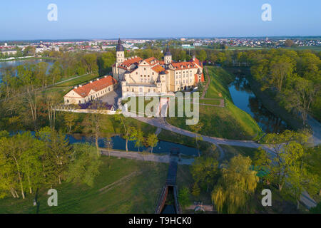 Blick auf die Burg von nesvizh an einem sonnigen Mai morgen (Luftaufnahmen). Nesvizh, Weißrussland Stockfoto