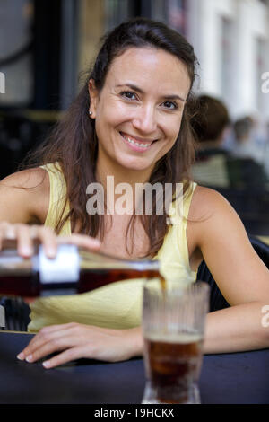 Closeup Frau trinkt Cola Eis im Glas Stockfoto
