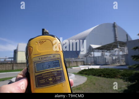 Blick auf den Reaktor 4 mit einem Geigerzähler, innerhalb der Sperrzone von Tschernobyl, Ukraine Stockfoto