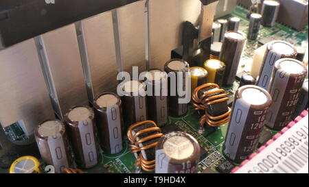 Widerstände, Kondensatoren und andere elektronische Komponenten, die von einem Computer Mainboard Stockfoto