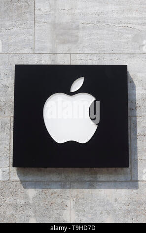 Apple Logo an der Fassade der Niederlassung in Berlin Stockfoto