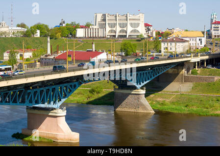 GRODNO, Weißrussland - April 30, 2019: Blick auf die Alte Brücke über den Fluss Neman River auf eine April Nachmittag Stockfoto