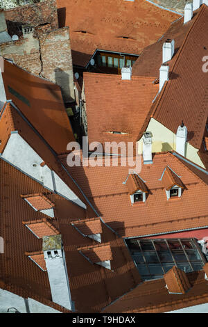Luftaufnahme über Dachziegel in Stadt Sibiu, Rumänien Stockfoto
