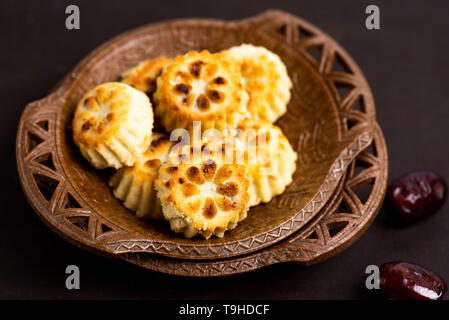 Arabisch Cookies mit einem Datum, das auf einer Platte Stockfoto