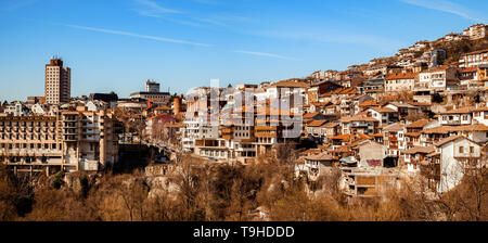 Stadt Veliko Tarnovo, Bulgarien - 24. März 2017. Panoramablick über die Stadt Veliko Tarnovo, Bulgarien Stockfoto