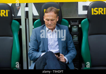 Sport, Fußball, Bundesliga, 2018/2019, Borussia Mönchengladbach vs BVB Borussia Dortmund 0-2, Stadion Borussia Park, Hauptgeschäftsführer Hans Joachim Watzke (BVB), DFL-Bestimmungen verbieten die Verwendung von Fotografien als BILDSEQUENZEN UND/ODER QUASI-VIDEO Stockfoto