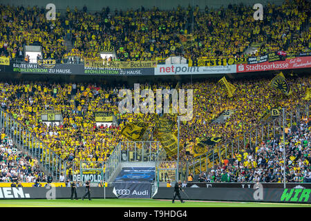 Sport, Fußball, Bundesliga, 2018/2019, Borussia Mönchengladbach vs BVB Borussia Dortmund 0-2, Stadion Borussia Park, Dortmund Fußball-Fans in der Unterstützer, DFL-Bestimmungen verbieten die Verwendung von Fotografien als BILDSEQUENZEN UND/ODER QUASI-VIDEO Stockfoto