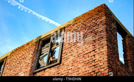 Die Wände in einem verlassenen Haus auf klaren Himmel Stockfoto