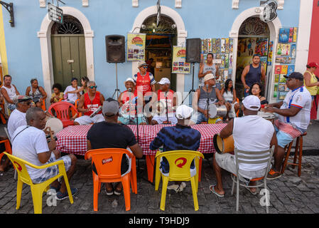 Salvador, Brasilien - 3. Februar 2019: Leute samba in Salvador Bahia in Brasilien Stockfoto