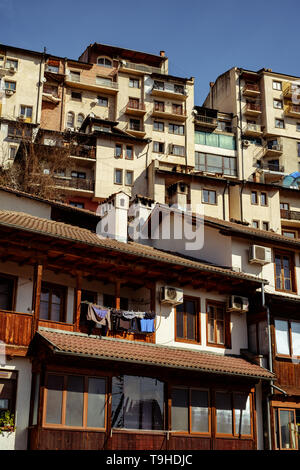 Stadt Veliko Tarnovo, Bulgarien - 24. März 2017. Traditionelle bulgarische Architektur in Veliko Tarnovo Stadt Stockfoto