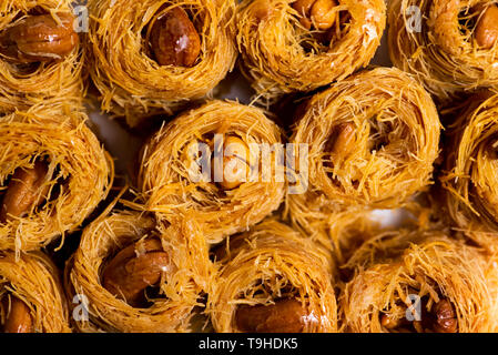 Arabisch kadayif baklava Dessert mit Cashew-nüssen isoliert Stockfoto