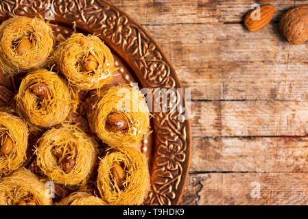 Arabisch kadayif baklava Dessert mit Cashew-nüssen auf einer Platte Stockfoto