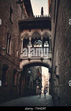 Pont del Bisbe und Gasse im Gotischen Viertel in Barcelona, Spanien Stockfoto