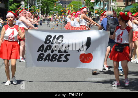 New York, USA. 18 Mai, 2019. Gruppen von Leuten gesehen, Tanzen während der jährlichen Dance Parade am Broadway in New York City am 18. Mai 2019. Credit: Ryan Rahman/Pacific Press/Alamy leben Nachrichten Stockfoto