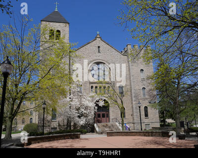 NIAGARA FALLS, NY - Mai 2019: Niagara University ist eine katholische Schule gesponsert mit traditionellen Steinhäusern an einem malerischen Campus neben. Stockfoto