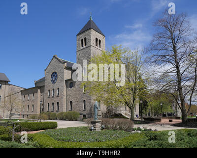 NIAGARA FALLS, NY - Mai 2019: Niagara University ist eine katholische Schule gesponsert mit traditionellen Steinhäusern an einem malerischen Campus neben. Stockfoto