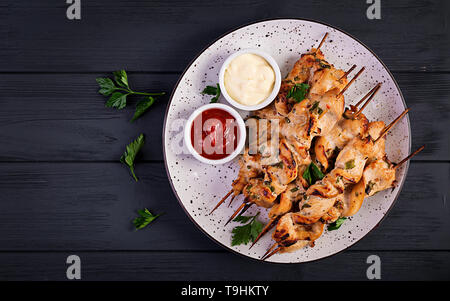Hühnchen Shish Kebab. Schaschlik - gegrilltes Fleisch und frisches Gemüse. Ansicht von oben Stockfoto