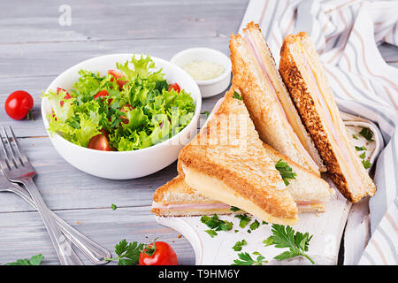 Club Sandwich Panini mit Schinken, Käse und Salat. Leckeres Frühstück. Stockfoto