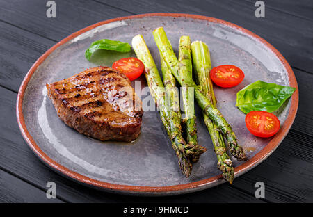 Grill gegrilltes Rindfleisch Steak Fleisch mit Spargel und Tomaten. Stockfoto