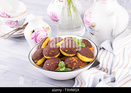 Shu Kuchen. Lecker Profiterole mit Sahne auf der Platte. Platz kopieren Stockfoto