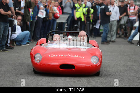 Roger Nathan (links), co-Creator und Rennfahrer der Costin-Nathan Prototyp Auto, die Coupés de Paris Rennen 1966 gewann, fährt Sie zum ersten Mal in der Öffentlichkeit seit der Restaurierung neben Geschäftsführer bei Beaulieu, Russell Bowman, während der Frühling Teilemarkt am National Motor Museum in Beaulieu, Hampshire. Stockfoto