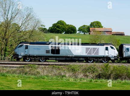 Ein Chiltern Railways Class 68 Diesel Lokomotive zieht eine Hauptlinie der Bahn, Warwickshire, Großbritannien Stockfoto
