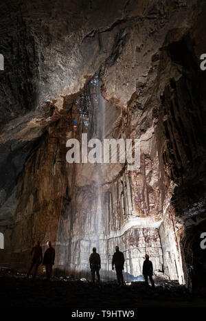 Potholers erkunden klaffende Gill, die größte Höhle in Großbritannien, in Yorkshire Dales National Park gelegen, vor der Eröffnung der Öffentlichkeit am nächsten Wochenende. Stockfoto