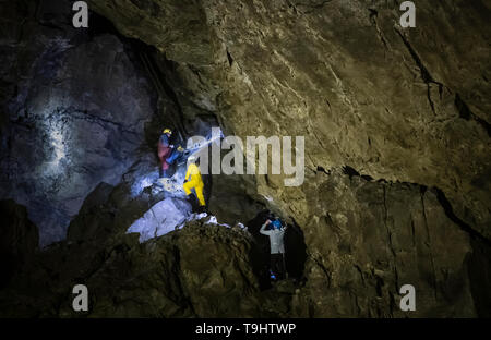 Potholers erkunden klaffende Gill, die größte Höhle in Großbritannien, in Yorkshire Dales National Park gelegen, vor der Eröffnung der Öffentlichkeit am nächsten Wochenende. Stockfoto