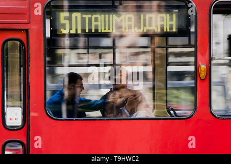 Belgrad, Serbien - April 22, 2019: rote Straßenbahn und verschwommenes Personen innerhalb Stockfoto