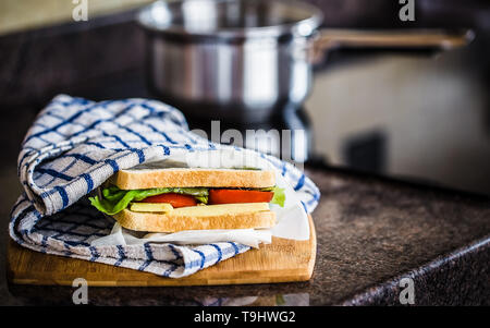 Sandwich eingewickelt in Tuch auf eine Küche Arbeitsfläche Stockfoto