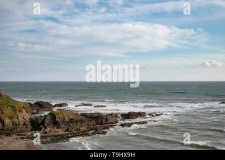 Schönen Abend Frühling Landschaft Bild von Ayrmer Bucht an der Küste von Devon in England Stockfoto