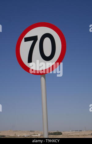 Schild zeigt ein Tempolimit von 70 Kilometer pro Stunde, Königreich Bahrain Stockfoto