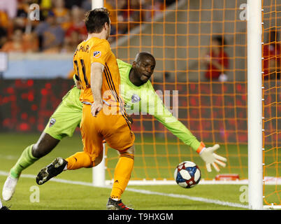 Houston, USA. 18 Mai, 2019. Houston Dynamo's Tommy McNamara (vorne) schießt, während die DC United Torhüter Bill Hamid macht eine Speichern während einer MLS Fußball Match zwischen Houston Dynamo und D.C. United in Houston, USA, 18. Mai 2019. Credit: Song Qiong/Xinhua/Alamy leben Nachrichten Stockfoto