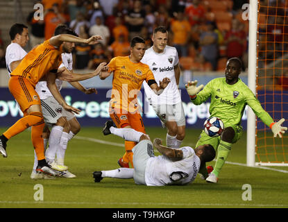 Houston, USA. 18 Mai, 2019. Von D.C. United Bill Hamid versucht, den Ball in einem MLS Fußball Match zwischen Houston Dynamo und D.C. United in Houston, USA, 18. Mai 2019 zu speichern. Credit: Song Qiong/Xinhua/Alamy leben Nachrichten Stockfoto