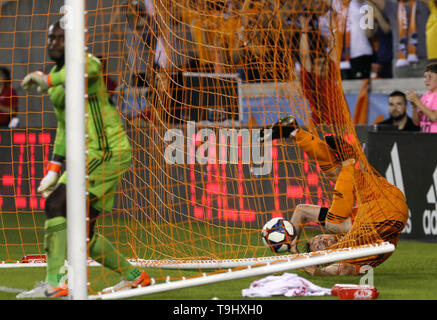 Houston, USA. 18 Mai, 2019. Houston Dynamo's Tommy McNamara (R) ein Tor während einer MLS Fußball Match zwischen Houston Dynamo und D.C. United in Houston, USA, 18. Mai 2019. Credit: Song Qiong/Xinhua/Alamy leben Nachrichten Stockfoto