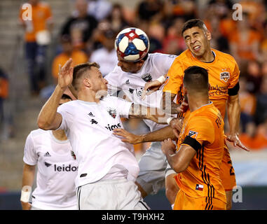 Houston, USA. 18 Mai, 2019. Spieler konkurrieren in einem MLS Fußball Match zwischen Houston Dynamo und D.C. United in Houston, USA, 18. Mai 2019. Credit: Song Qiong/Xinhua/Alamy leben Nachrichten Stockfoto