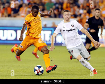 Houston, USA. 18 Mai, 2019. Houston Dynamo von Oscar Boniek Garcia (L) schießt während einer MLS Fußball Match zwischen Houston Dynamo und D.C. United in Houston, USA, 18. Mai 2019. Credit: Song Qiong/Xinhua/Alamy leben Nachrichten Stockfoto