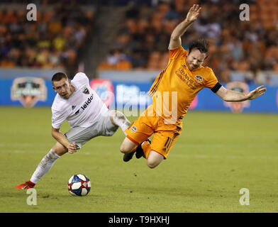 Houston, USA. 18 Mai, 2019. Von D.C. United Russell Canouse (L) konkurriert in einem MLS Fußball Match zwischen Houston Dynamo und D.C. United in Houston, USA, 18. Mai 2019. Credit: Song Qiong/Xinhua/Alamy leben Nachrichten Stockfoto