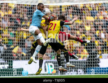 London, Großbritannien. 18 Mai, 2019. Raheem Sterling von Manchester City Herausforderungen mit Torwart Heurelho Gomes von Watford im FA Cup Finale zwischen Manchester City und Watford im Wembley Stadion, London, England am 18. Mai 2019. Foto von Andy Rowland. Credit: PRiME Media Images/Alamy leben Nachrichten Stockfoto