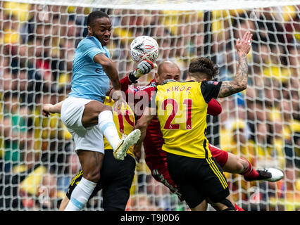 London, Großbritannien. 18 Mai, 2019. Raheem Sterling von Manchester City Herausforderungen mit Torwart Heurelho Gomes von Watford im FA Cup Finale zwischen Manchester City und Watford im Wembley Stadion, London, England am 18. Mai 2019. Foto von Andy Rowland. Credit: PRiME Media Images/Alamy leben Nachrichten Stockfoto