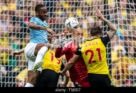 London, Großbritannien. 18 Mai, 2019. Raheem Sterling von Manchester City Herausforderungen mit Torwart Heurelho Gomes von Watford im FA Cup Finale zwischen Manchester City und Watford im Wembley Stadion, London, England am 18. Mai 2019. Foto von Andy Rowland. Credit: PRiME Media Images/Alamy leben Nachrichten Stockfoto