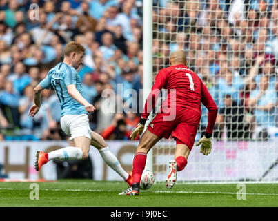 London, Großbritannien. 18 Mai, 2019. Kevin De Bruyne von Manchester City Kerben der 3. Ziel während der FA Cup Finale zwischen Manchester City und Watford im Wembley Stadion, London, England am 18. Mai 2019. Foto von Andy Rowland. Credit: PRiME Media Images/Alamy leben Nachrichten Stockfoto