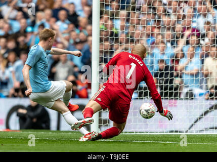 London, Großbritannien. 18 Mai, 2019. Kevin De Bruyne von Manchester City Kerben der 3. Ziel während der FA Cup Finale zwischen Manchester City und Watford im Wembley Stadion, London, England am 18. Mai 2019. Foto von Andy Rowland. Credit: PRiME Media Images/Alamy leben Nachrichten Stockfoto