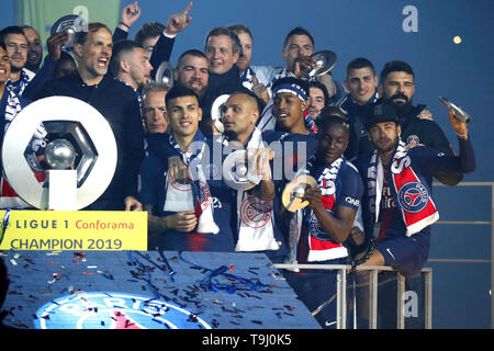 (190519) - PARIS, 19. Mai 2019 (Xinhua) - Team Paris Saint-Germain feiert mit der Champion Trophäe am Ende des Französischen L 1 Fußballspiel zwischen Paris Saint-Germain (PSG) und Dijon im Parc des Princes Stadion in Paris, Frankreich am 18. Mai 2019. Stockfoto