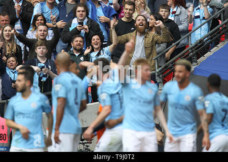 London, Großbritannien. 18 Mai, 2019. Manchester City Fans feiern nach Kevin De Bruyne ihr drittes Ziel während der FA Cup Finale zwischen Manchester City und Watford an der Etihad Stadium am 18. Mai 2019 in Manchester, England zählte. Credit: PHC Images/Alamy leben Nachrichten Stockfoto