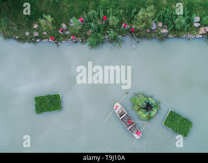 Peking, China. 13 Okt, 2017. Ein fluss Chief und Abwasserentsorgung Arbeitnehmer Patrouille in Changxing County in der ostchinesischen Provinz Zhejiang, Okt. 13, 2017. Credit: Xu Yu/Xinhua/Alamy leben Nachrichten Stockfoto