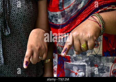 Patiala, Punjab, Indien. 19 Mai, 2019. Indische Wähler sehen Ihre eingefärbten Finger zeigen nach der Stimmabgabe im Wahllokal in der letzten Phase der allgemeinen Wahlen in Indien in Patiala Bezirk von Punjab. Voting für die letzte Phase der Lok Sabha Wahlen in Punjab, Bihar, Westbengalen, Madhya Pradesh, Uttar Pradesh, Himachal Pradesh, Jharkhand und Chandigarh begonnen hat. Über 10.01 lakh Wähler wird das Schicksal von 918 Kandidaten entscheiden. Die Auszählung der Stimmen erfolgt am 23. Mai nehmen, sagten Beamte. Credit: Saqib Majeed/SOPA Images/ZUMA Draht/Alamy leben Nachrichten Stockfoto